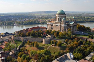 Эстергом (Esztergom) -- один из самых старых и красивейших городов на излучине Дуная (Венгрия)