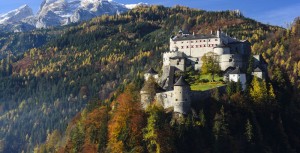 Крепость Хоэнверфен (Hohenwerfen) высится на скале на высоте 155 м.  (Австрия)