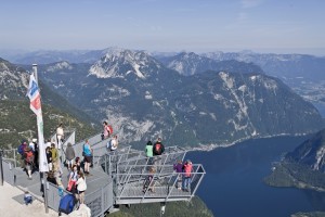 Над пропастью глубиной 2000 м выступают на 4 м вперёд 5 смотровых мостиков, которые напоминают ладонь. (Австрия)