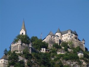 Замок Хохостервиц - его остроконечные башни и мощные стены видно издалека. 