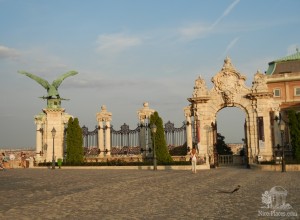 Ворота и статуя мифической птицы Туруль возле Королевского дворца