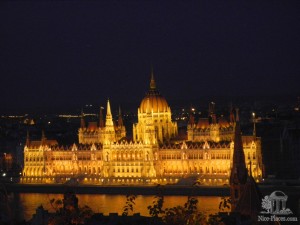 Вид на ночной парламент с галереи Рыбацкого бастиона
