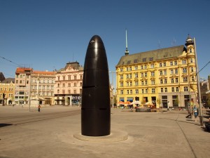 Часы в виде гильзы на площади Свободы в Брно