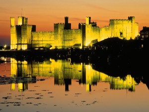 Подсвеченная ночью крепость Карнарвон (Caernarfon) (Великобритания (Англия))
