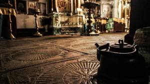 Старинные чугунные плиты на полу храма. Авторство фотографии www.66.ru (Урал)