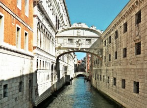 Один из самых знаменитых мостов Венеции Мост Вздохов (Ponte dei Sospiri) (Венеция)