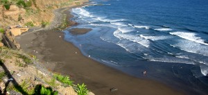 Пляж Playa de El Socorro с вулканическим черным песком на острове Тенерифе (Испания)
