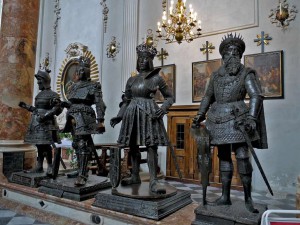 В церкви Хофкирхе находятся надгробия со статуями известных политических деятелей Австрии 