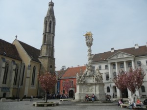 Главная площадь Шопрона, слева Козий костел