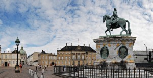 Статуя короля Фредерика V на площади Амалиенборг (Страны Скандинавии)
