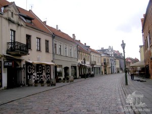 Старинная улочка в историческом центре Каунаса (Прибалтика)