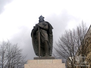 Памятник литовскому князю Витовту Великому(1350 - 1430) на аллее Лайсвес в Каунасе (Прибалтика)