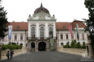 Главный фасад замка Гёдёллё (G&#246;d&#246;ll&#337;) (Венгрия)