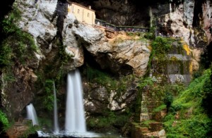 Храм в Святой Пещере Ковадонга спрятался в живописном месте над водопадом