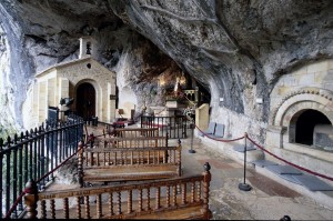 Вот так выглядит пещерный храм внутри (Испания)