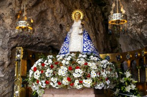Статуя святой Богородицы, покровительницы Астурии, называемой Virgen de Covadonga (Испания)