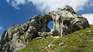 Удивительное чудо природы: арка Бычий глаз (Ojo del Buey) в горах Астурии (Испания)