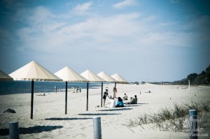 На пляже в Янтарном установлены удобные зонтики.
