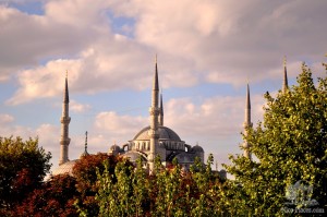 Купола и минареты Голубой Мечети в Стамбуле (Турция)
