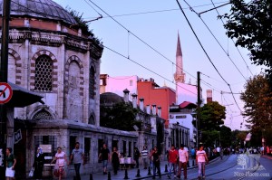 Одна из красивых улочек Стамбула (Турция)