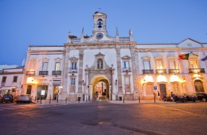 Арку Arco da Vila, была построена в 1812 году и носит гордый статус центральных ворот Старого Города Фаро (Португалия)