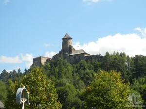 Вид на крепость Старая Любовня с территории скансена (Словакия)