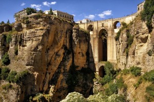 Знаменитое ущелье и Новый мост образуют неповторимый захватывающий образ Ронды (Испания)
