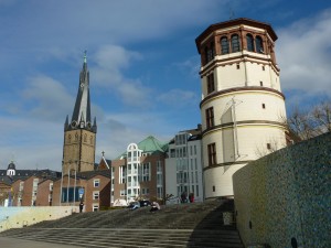 Базилика святого Ламберта и круглая Замковая башня 