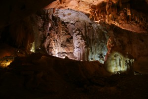 Мамонтовая пещера внутри живописно освещена (Крым)