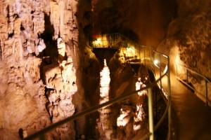 Туристическая тропа в Мамонтовой пещере (Крым)
