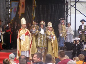 Коронованный монарх приветствует своих подданных (Словакия)