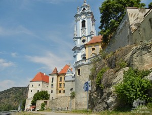 Бело-голубая церковь Мариэ-Химмельфарт - доминанта городка Дюрнштейн (Австрия)