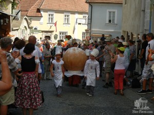 Костюмированное шествие в честь абрикосового фестиваля. Поварята несут кнедлик (Австрия)