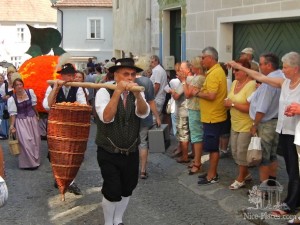 Костюмированное шествие в честь абрикосового фестиваля (Австрия)