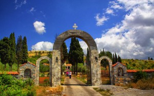 Вход в монастырь Дайбабе (Черногория)