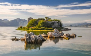 Остров Грможур с крепостью, называемой "черногорским Алькатрасом" (Черногория)