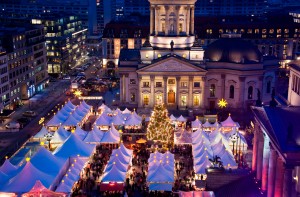 Палатки со сладостями вокруг елки на одной из рождественских ярмарок в Берлине (Германия)