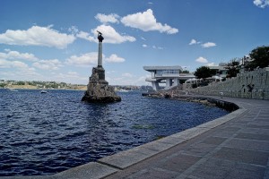 Колонна - памятник затопленным кораблям
