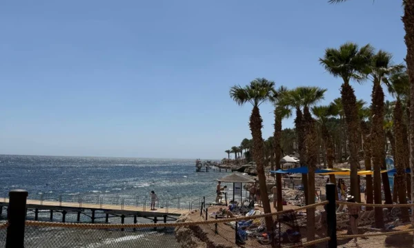 Туристы в Шарм-эль-Шейхе наблюдают за полетом истребителей с бокалом в руке Туристы в Шарм-эль-Шейхе наблюдают за полетом истребителей с бокалом в руке