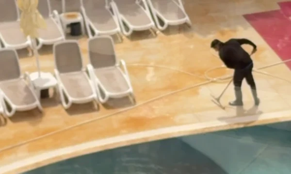 В отелях Турции после «песчаного дождя» бассейны пришлось закрывать В отелях Турции после «песчаного дождя» бассейны пришлось закрывать