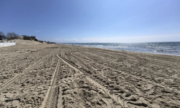 У туристов возникают вопросы к качеству нового песка в Анапе У туристов возникают вопросы к качеству нового песка в Анапе