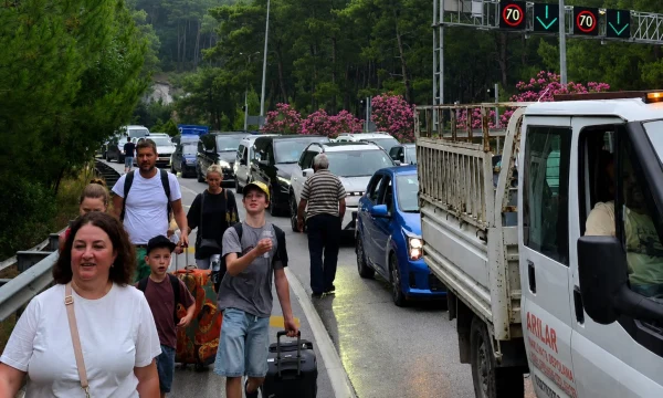 Туристы бросали автобусы и шли пешком в аэропорт Антальи из-за гигантской пробки Туристы бросали автобусы и шли пешком в аэропорт Антальи из-за гигантской пробки