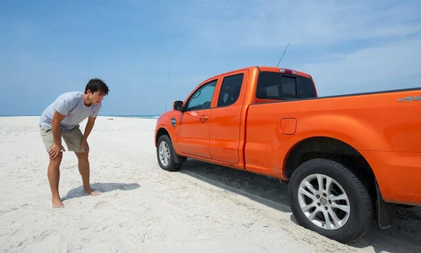 Российскому туристу в Таиланде грозит депортация из-за выезда на пляж на автомобиле Российскому туристу в Таиланде грозит депортация из-за выезда на пляж на автомобиле