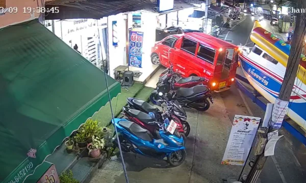 СМИ: трое российских туристов пострадали в ДТП на Пхукете СМИ: трое российских туристов пострадали в ДТП на Пхукете