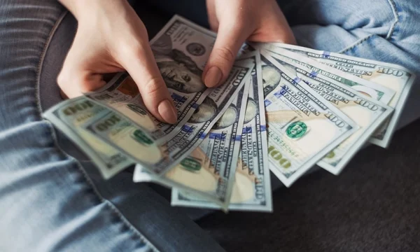 Наличные доллары предлагается купить по 75 рублей Наличные доллары предлагается купить по 75 рублей