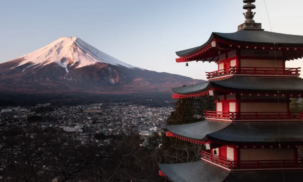 Первые туристы получили японские визы через визовый центр Первые туристы получили японские визы через визовый центр