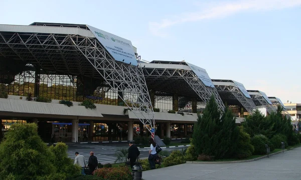 Десятки туристов 15 часов ждут вылета из Сочи в Москву Десятки туристов 15 часов ждут вылета из Сочи в Москву