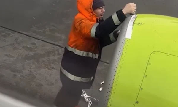 Пассажиры S7 запаниковали из-за ремонта самолета «скотчем» Пассажиры S7 запаниковали из-за ремонта самолета «скотчем»