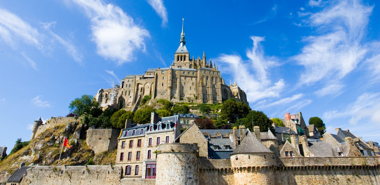 Вид на аббатство Мон-Сен-Мишель (Le Mont-Saint-Michel) Фото достопримечательностей Франции: Вид на аббатство Мон-Сен-Мишель (Le Mont-Saint-Michel)